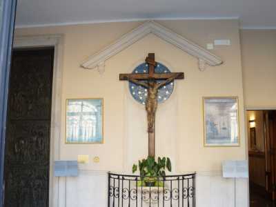 ...perch� ai nostri occhi apparir� solo una sorta di cappella votiva, senza altari, navate e confessionali